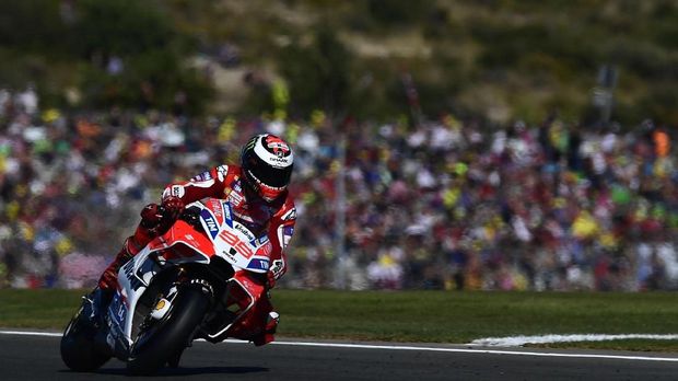 Jorge Lorenzo menyebut berada di depan Andrea Dovizioso adalah cara terbaik untuk membantunya mengejar grup depan.