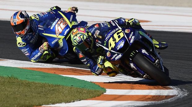 Valentino Rossi membandingkan performa motor 2016 dan 2017.
