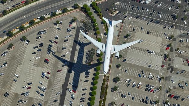 Kisah Pria Ekstrem: Badan Keluar Helikopter Demi Foto Keren