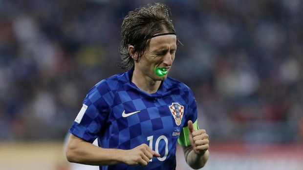 Wajah penyerang Kroasia, Luka Modric sempat diganggu sinar laser yang diarahkan suporter Timnas Yunani dari tribune stadion. (