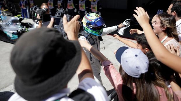Felipe Massa langsung menyambut anak-anaknya usai finis di GP Brasil. (
