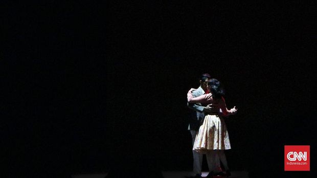 Chelsea Islan sebagai Sri Ajati berdansa dengan Reza Rahadian sebagai Chairil di pentas.