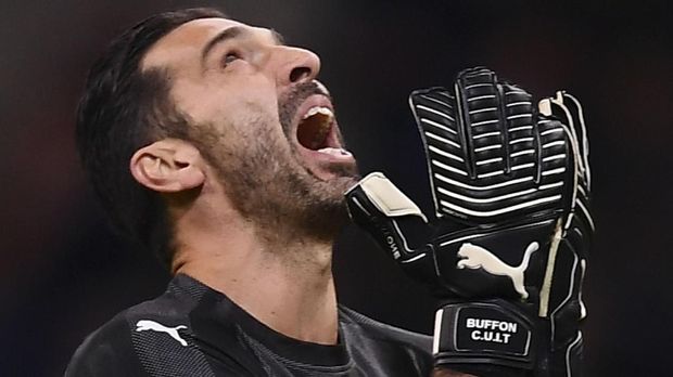 Gianluigi Buffon menangis meratapi kegagalan Timnas Italia ke Piala Dunia 2018. (
