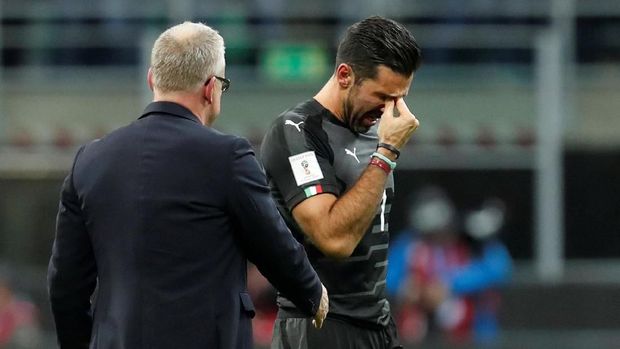 Gianluigi Buffon sedih karena mengakhiri pengabdiannya dengan kegagalan Timnas Italia ke Piala Dunia 2018. (
