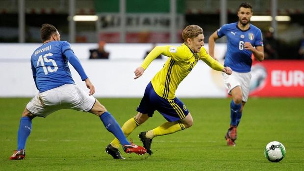 Timnas Swedia sempat mendominasi permainan di awal-awal babak pertama. (