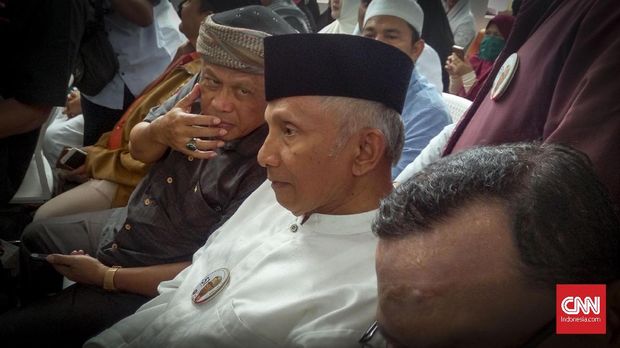 Jeda Sidang, Buni Yani Salat Berjamaah dengan Pendukung