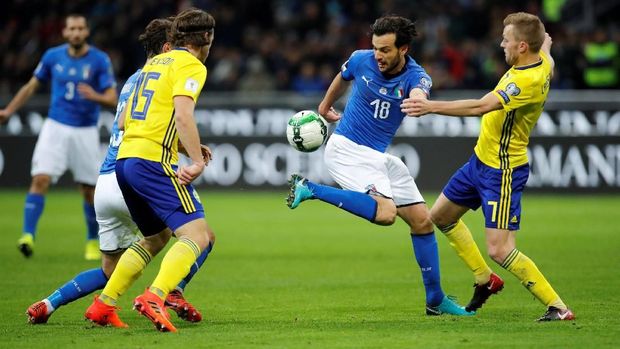 Timnas Italia harus berjuang mati-matian untuk mencetak gol, namun tiada hasil positif. (