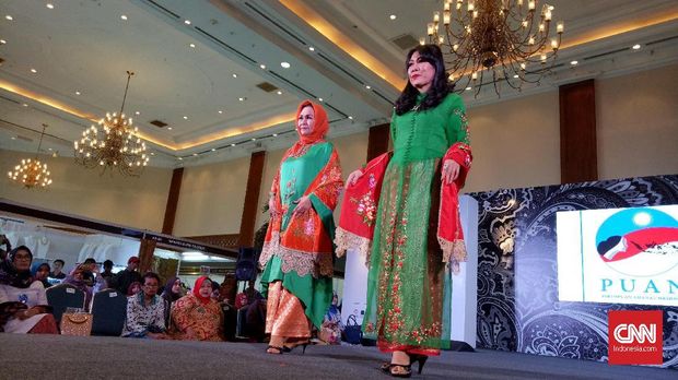 Parade Etnik dengan Model Paruh Baya di Indocraft 2017