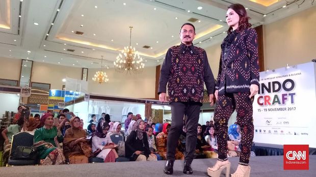 Parade Etnik dengan Model Paruh Baya di Indocraft 2017