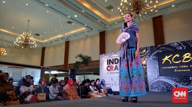 Parade Etnik dengan Model Paruh Baya di Indocraft 2017
