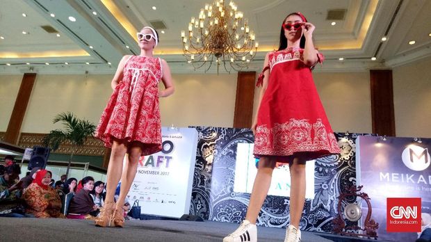 Parade Etnik dengan Model Paruh Baya di Indocraft 2017
