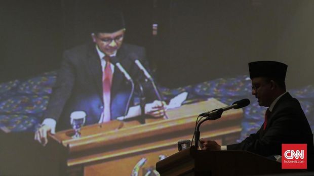 Gubernur DKI Jakarta Anies Baswedan, mengikuti Rapat Paripurnan DPRD DKI Jakarta yang beragendakan tanggapan Gubernur terkait Raperda tentang RAPBD 2018 dan Visi Misi Gubernur dan Wakil Gubernur DKI Jakarta, Rabu (15/11).