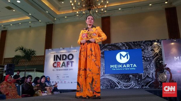 Parade Etnik dengan Model Paruh Baya di Indocraft 2017