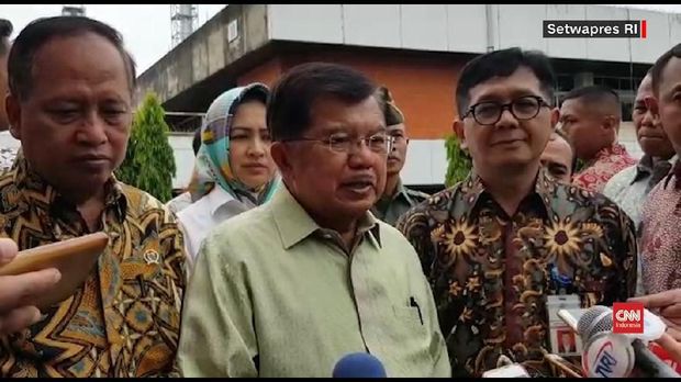 Wapres Jusuf Kalla (tengah) saat bicara tentang gagasan untuk mengganti Ketua Umum Partai Golkar setelah Setya Novanto raib, Kamis (16/11).