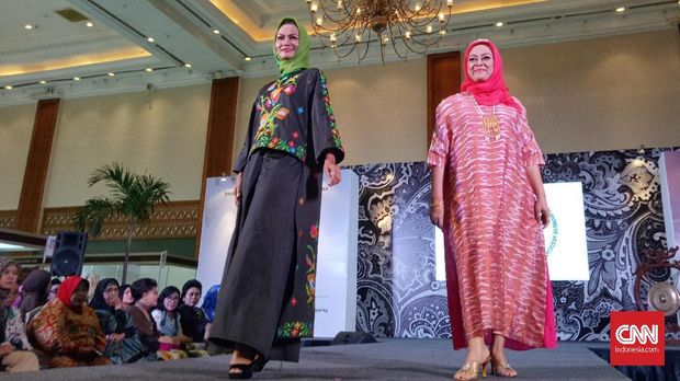 Parade Etnik dengan Model Paruh Baya di Indocraft 2017