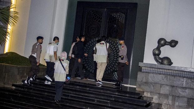 Menimbang Status Buron untuk Setya Novanto