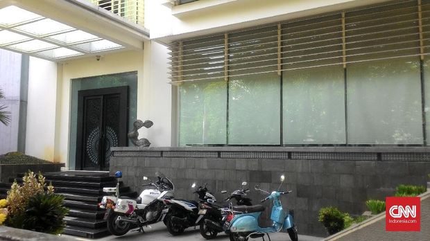 Kondisi terkini kediaman Ketua DPR Setya Novanto usai didatangi penyidik KPK Rabu malam.
