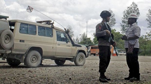Seorang personal Brimob bersiap mengawal konvoi pekerja PT Freeport di terminal Gorong-gorong Timika, Mimika, Papua, Kamis (16/11).