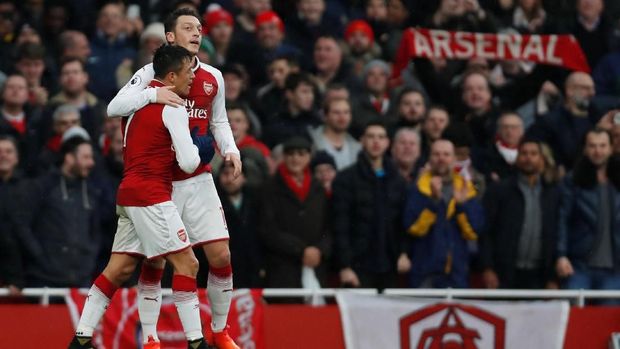 Mesut Oezil menjadi salah satu pemain bintang Arsenal saat mengalahkan Tottenham.