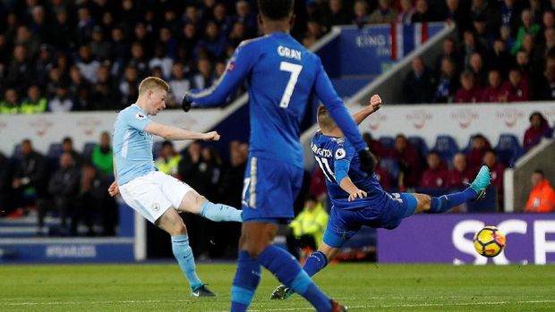 Kevin de Bruyne mencetak gol kedua ManCity ke gawang Leicester City. (