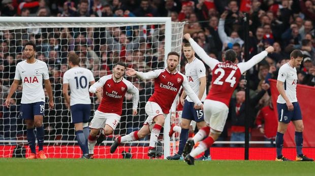 Arsenal unggul 2-0 pada babak pertama melalui gol Shkodran Mustafi dan Alexis Sanchez. (