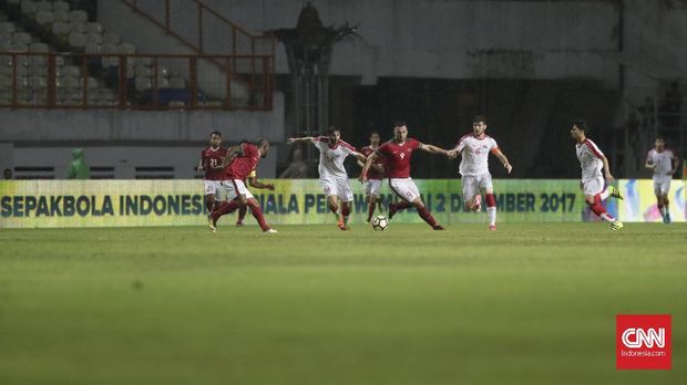 Kondisi lapangan yang licin membuat permainan Timnas Indonesia terlihat tidak berkembang di babak pertama.
