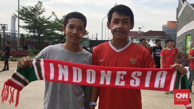Dua suporter Timnas Indonesia dari Bogor, berbagi cerita tentang perjuangan berat datang ke Cikarang saksikan laga Timnas Indonesia. (