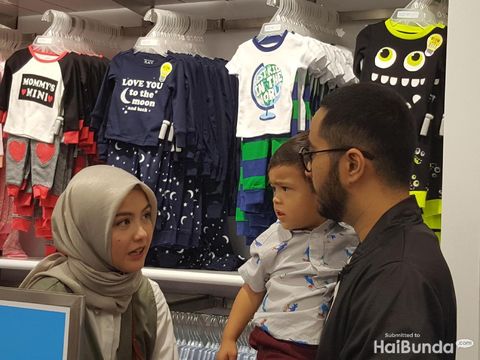 Revalina sedang belanja baju untuk anaknya/