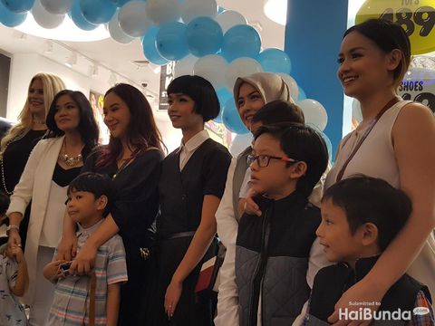 Ibu-ibu hits sedang belanja/
