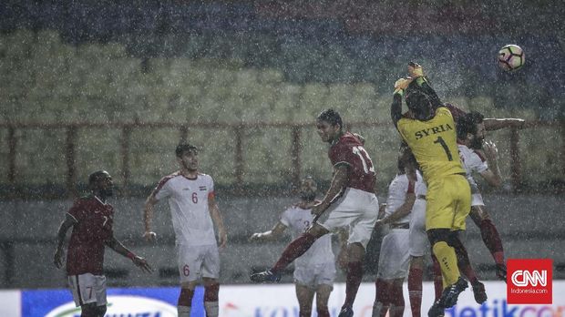 Suporter kecewa karena Timnas Indonesia kalah 0-1 dari Suriah U-23. (