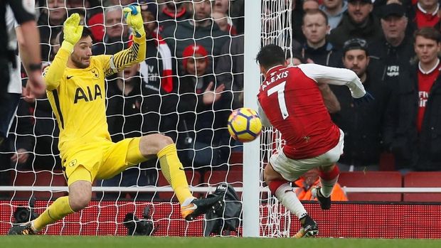 Alexis Sanchez mencetak gol kedua ke gawang Tottenham Hotspur. (