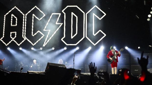 Angus Young mendirikan AC/DC bersama Malcolm Young.