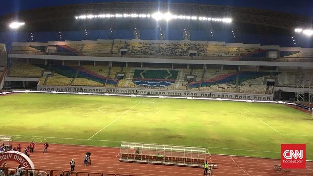 Laga Timnas Indonesia melawan Suriah U-23 di Stadion Wibawa Mukti, Cikarang, sepi penonton. (