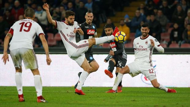 AC Milan tak mampu menahan laju Napoli pada laga pekan ke-13. (