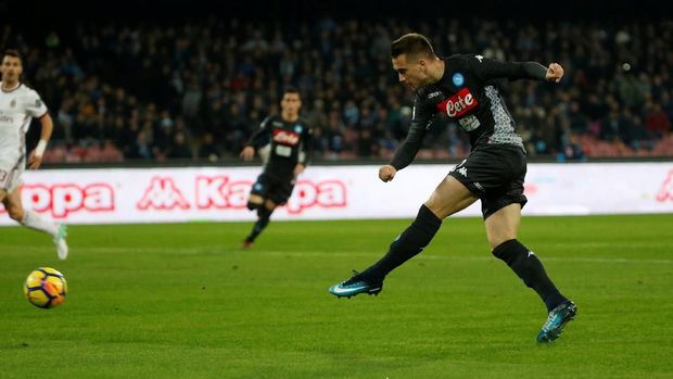 Piotre Zielinski sukses mencetak gol kedua Napoli ke gawang AC Milan. (