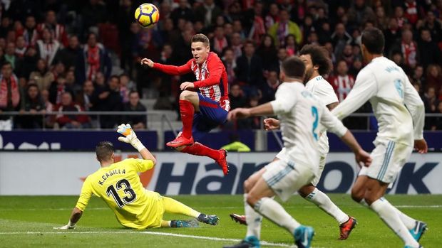 Peluang Kevin Gameiro berhasil digagalkan Raphael Varane.