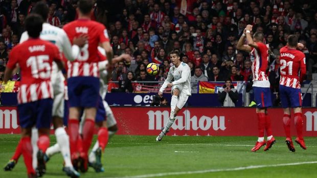 Peluang tendangan bebas Cristiano Ronaldo gagal membuahkan gol.