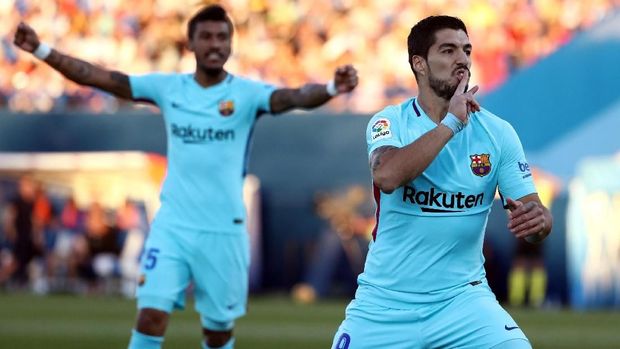 Luis Suarez (kanan) dan Paulinho mencetak gol untuk Barcelona.