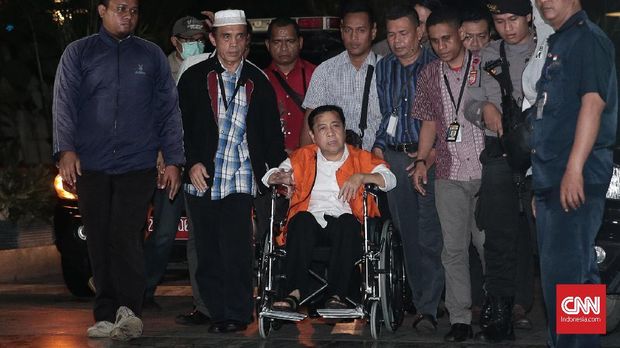 Setya Novanto Bangkit dari Kursi Roda Usai Diperiksa KPK