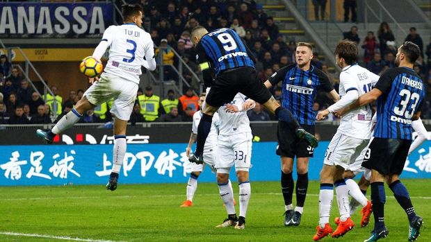 Mauro Icardi mencetak gol ke gawang Atalanta.