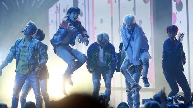 Penampilan BTS di American Music Awards 2017.