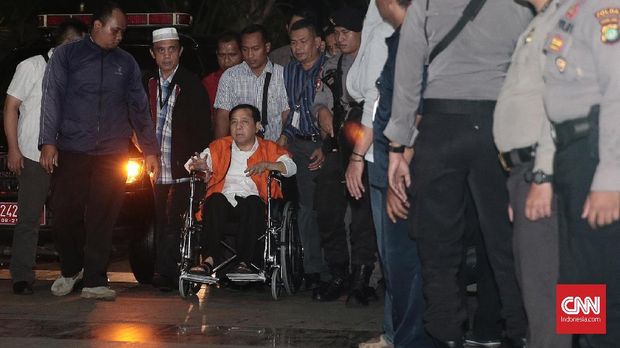 Kursi Roda Menemani Setnov dari RSCM hingga Gedung KPK