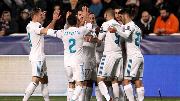 Dani Carvajal ikut berselebrasi bersama skuat Real Madrid setelah mencetak gol ke gawang APOEL.