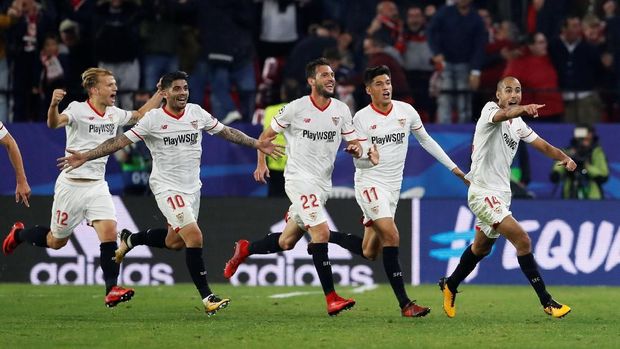 Pemain Sevilla merayakan keberhasilan menyamakan kedudukan menghadapi Liverpool.