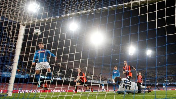 Dries Mertens mencetak gol ketiga Napoli ke gawang Shakhtar Donetsk.