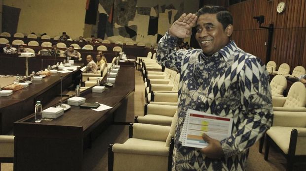 Dirjen Otda Kemendagri Soni Sumarsono menghadiri Rapat Dengar Pendapat (RDP) dengan Komisi II DPR di Kompleks Parlemen Senayan, Jakarta Pusat, Kamis (23/11).