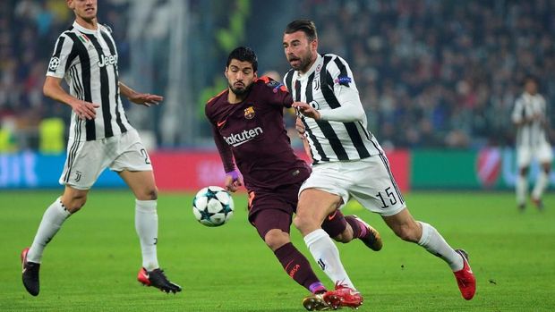 Barcelona kesulitan menembus pertahanan Juventus dalam pertandingan tandang di Turin, Rabu (22/11).