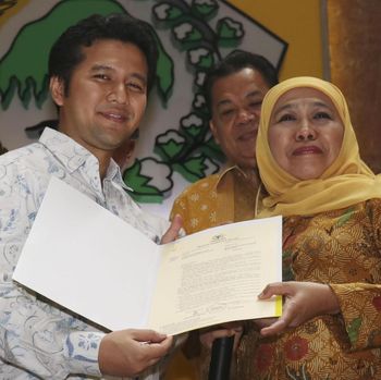 Kiai Kampung Minta Jokowi Lepas Khofifah dari Jabatan Mensos