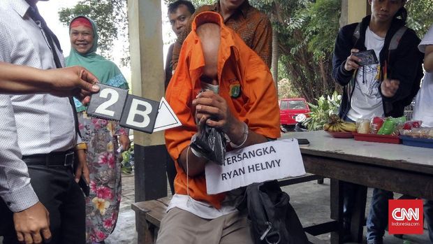 Dokter Ryan Helmi, tersangka penembak mati istrinya Letty Sultri, saat reka adegan, belum lama ini.