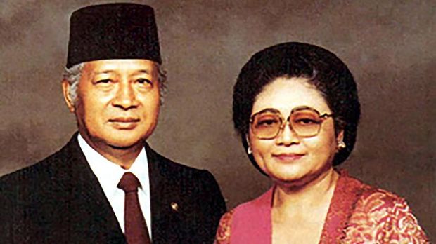 Siti Hartinah atau Tien Soeharto (kanan) adalah pencetus pembangunan Taman Mini Indonesia Indah (TMII),